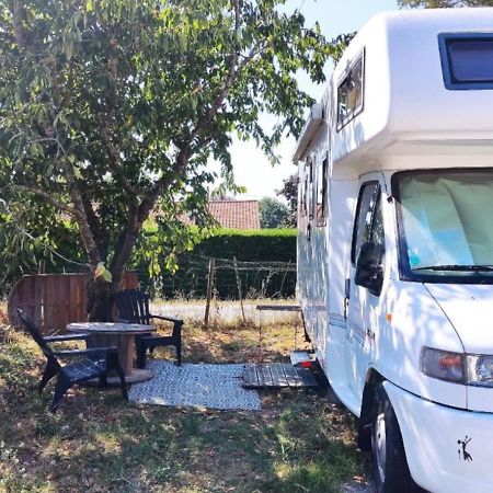 Charmant Camping-Car A La Campagne Labessiere-Candeil Экстерьер фото